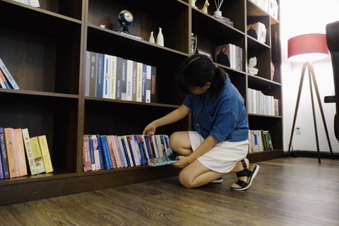 7 bí quyết Tết nhẹ nhàng, không cập rập đủ thứ việc- Ảnh 1. Dọn dẹp nhà cửa, sắp xếp lại tủ sách trước Tết - Ảnh: NGÂN HÀ