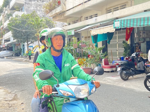 Vợ chồng tài xế công nghệ đón Tết- Ảnh 1. Anh Kiên miệt mài với những cuốc xe chở khách từ 5h sáng đến 22h30 - Ảnh: YẾN TRINH