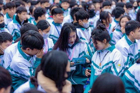 Các bạn học sinh trường THPT Ân Thi (Hưng Yên) chăm chú tìm hiểu thông tin cuộc thi. Ảnh: Đ.H Các bạn học sinh trường THPT Ân Thi (Hưng Yên) chăm chú tìm hiểu thông tin cuộc thi. Ảnh: Đ.H