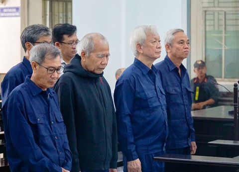 Giao đất dự án Mường Thanh Viễn Triều, cựu chủ tịch tỉnh Khánh Hòa vẫn khẳng định mình đúng- Ảnh 1. Bị cáo Nguyễn Chiến Thắng (hàng đầu, thứ 2 từ phải qua) tại toòa sơ thẩm TAND tỉnh Khánh Hòa xét xử vụ án xảy ra tại khu dự án Mường Thanh Viễn Triều - Ảnh: BÙI TOÀN