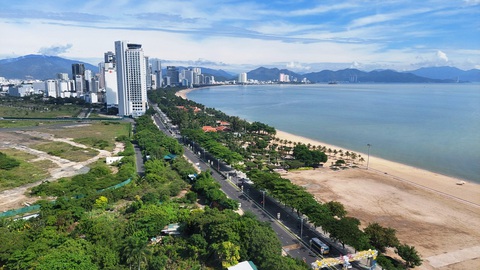 Phó thủ tướng chỉ đạo Khánh Hòa giải trình về điều chỉnh quy hoạch chung TP Nha Trang- Ảnh 1. Khu vực ven biển Nha Trang và đường Trần Phú - Ảnh: PHAN SÔNG NGÂN