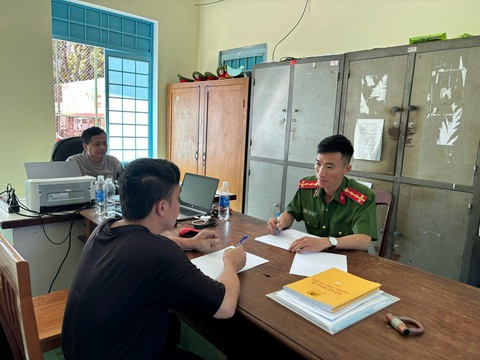 Công an giải cứu 7 nạn nhân bị lừa bán ra nước ngoài- Ảnh 3. Anh H. tường trình vụ việc tại cơ quan điều tra - Ảnh: CACC