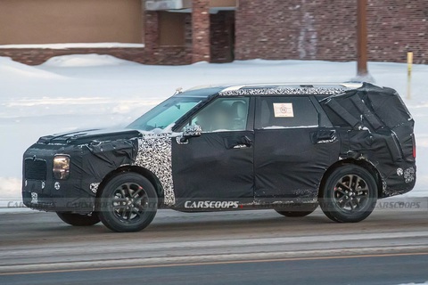 Hyundai Palisade lên đời 2025 sẽ thay đổi như Santa Fe- Ảnh 1. Thế hệ Hyundai Palisade kế tiếp xuất hiện công khai lần đầu với giao diện vuông vắn hơn đáng kể - Ảnh: Carscoops