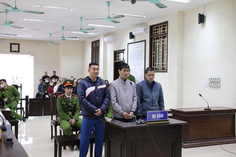 Vụ nhận hối lộ tại đăng kiểm Thái Bình: Thu phí kiểm tra xe gấp 3 lần quy định- Ảnh 1. Ba cựu cán bộ đăng kiểm Thái Bình tại phiên tòa - Ảnh: Giang Long
