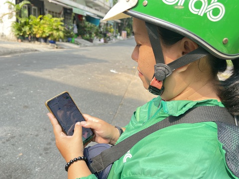 Vợ chồng tài xế công nghệ đón Tết- Ảnh 2. Chị Phượng chạy xe công nghệ giao thức ăn hai năm nay để phụ chồng trang trải chi phí sinh hoạt - Ảnh: DIỆU QUÍ