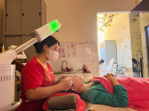 7 bí quyết Tết nhẹ nhàng, không cập rập đủ thứ việc- Ảnh 4. Dành thời gian làm đẹp, chăm sóc bản thân để đón năm mới vui vẻ, xinh đẹp - Ảnh: YẾN TRINH