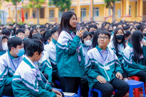 Học sinh trường THPT Ân Thi trao đổi với Ban tổ chức cuộc thi. Ảnh: Đ.H Học sinh trường THPT Ân Thi trao đổi với Ban tổ chức cuộc thi. Ảnh: Đ.H