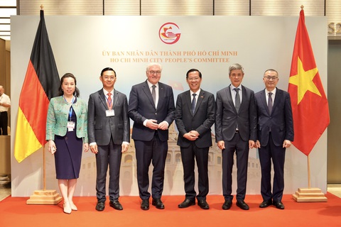 Hiện nay, TP.HCM là địa phương đi đầu cả nước trong việc triển khai các hoạt động hợp tác với Đức. Kim ngạch thương mại TPHCM - Đức năm 2022 đạt 2 tỉ USD. Đức hiện có 242 dự án đầu tư tại TP.HCM với tổng vốn đăng ký gần 370 triệu USD, đứng thứ 14/120 quốc gia và vùng lãnh thổ đang đầu tư vào TPHCM - Ảnh: HỮU HẠNH Hiện nay, TP.HCM là địa phương đi đầu cả nước trong việc triển khai các hoạt động hợp tác với Đức. Kim ngạch thương mại TP.HCM - Đức năm 2022 đạt 2 tỉ USD. Đức hiện có 242 dự án đầu tư tại TP.HCM với tổng vốn đăng ký gần 370 triệu USD, đứng thứ 14/120 quốc gia và vùng lãnh thổ đang đầu tư vào TP.HCM - Ảnh: HỮU HẠNH