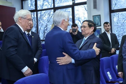 Thủ tướng thăm Romania: Tình bạn luôn ở lại- Ảnh 1. Thủ tướng Phạm Minh Chính tri ân, thăm hỏi sức khỏe hai giảng viên đã từng hướng dẫn ông học tập tại Đại học Kỹ thuật Xây dựng Bucharest - Ảnh: NHẬT BĂC