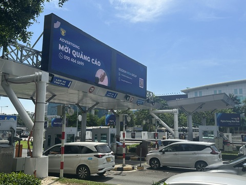 Duyệt gói thầu 212 tỉ đồng áp dụng thu phí không dừng ở 5 sân bay- Ảnh 1. Ô tô xếp hàng chờ ra trạm thu phí ở sân bay Tân Sơn Nhất - Ảnh: CÔNG TRUNG
