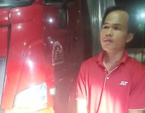 Tài xế Nguyễn Ngọc Sơn và phương tiện gây tai nạn chết người bị Công an tỉnh Bình Thuận bắt giữ - Ảnh: Lực lượng chức năng cung cấp Tài xế Nguyễn Ngọc Sơn và phương tiện gây tai nạn chết người bị Công an tỉnh Bình Thuận bắt giữ - Ảnh: Lực lượng chức năng cung cấp