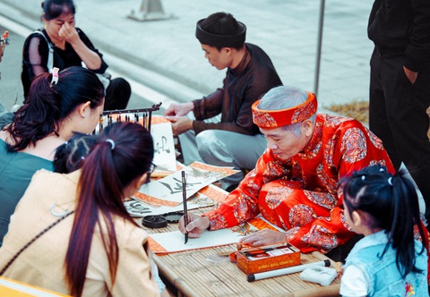Du khách có thể trải nghiệm những nét văn hóa xưa cũ, truyền thống của người Việt. Ảnh: Đ.H Du khách có thể trải nghiệm những nét văn hóa xưa cũ, truyền thống của người Việt - Ảnh: Đ.H