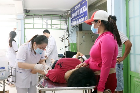 Thưởng Tết cho y bác sĩ: Làm gì để không còn cảnh nơi trăm triệu, nơi xoay xở tìm nguồn?- Ảnh 1. Nhân viên y tế Bệnh viện Đa khoa Hóc Môn (TP.HCM) có mức thưởng Tết Nguyên đán 2024 chỉ vài trăm ngàn đến dưới 5 triệu đồng - Ảnh: XUÂN MAI