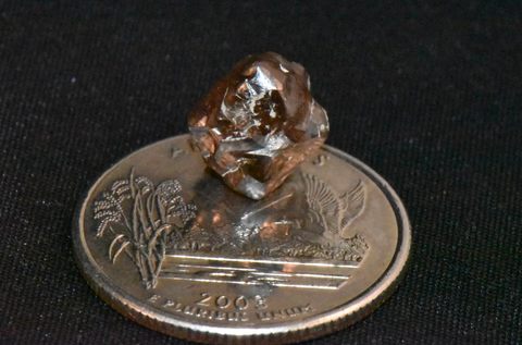 Du khách may mắn đào được kim cương 7,46 carat tại công viên- Ảnh 2. Kích cỡ của viên kim cương so với 1 đồng xu - Ảnh: COURTESY OF ARKANSAS STATE PARKS
