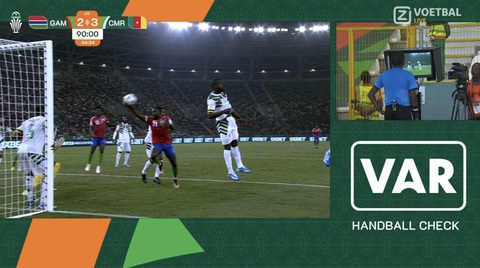 'Bàn tay của Chúa' của Maradona tái hiện ở AFCON 2023 bị VAR lật tẩy- Ảnh 2. VAR lật tẩy màn tái hiện "Bàn tay của Chúa" của Bubacarr Sanneh - Ảnh: VAR