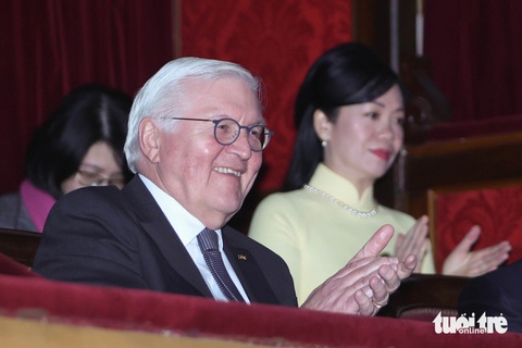 Tổng thống Đức Frank-Walter Steinmeier và phu nhân Chủ tịch nước Võ Văn Thưởng thích thú nghe jazz - Ảnh: NGUYỄN KHÁNH Tổng thống Đức Frank-Walter Steinmeier và phu nhân Chủ tịch nước Võ Văn Thưởng thích thú nghe jazz - Ảnh: NGUYỄN KHÁNH