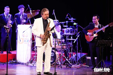 Nghệ sĩ saxophone Quyền Văn Minh cùng các nghệ sĩ biểu diễn chính tác phẩm Ngày hội mùa của ông - Ảnh: NGUYỄN KHÁNH Nghệ sĩ saxophone Quyền Văn Minh cùng các nghệ sĩ biểu diễn chính tác phẩm "Ngày hội mùa" của ông - Ảnh: NGUYỄN KHÁNH
