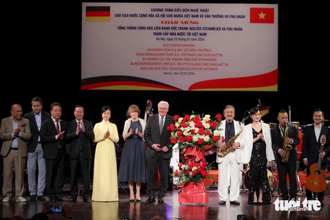 Đêm nhạc jazz đặc biệt dành cho Tổng thống Đức và phu nhân- Ảnh 5. Chủ tịch nước Võ Văn Thưởng và Tổng thống Đức Frank-Walter Steinmeier cùng hai phu nhân tặng hoa cho các nghệ sĩ biểu diễn trong chương trình - Ảnh: NGUYỄN KHÁNH