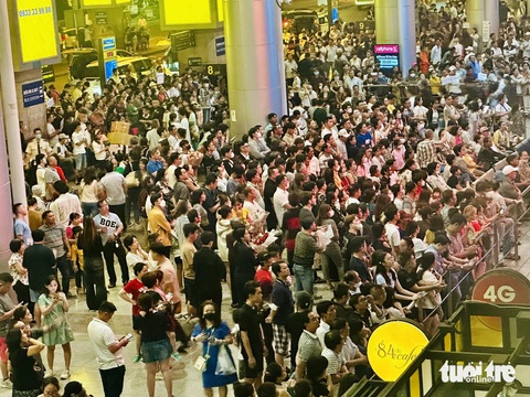 Chộn rộn đón Việt kiều về quê lúc nửa đêm, Tân Sơn Nhất đông đúc người- Ảnh 1. Dù chưa bước vào thời gian sôi động đón Việt kiều nhưng ga quốc tế Tân Sơn Nhất đã chật ních người vào giữa đêm - Ảnh: CÔNG TRUNG