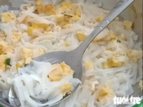 Tố bị ép nộp phạt 50 triệu vì gửi ảnh bữa cơm cho trẻ tự kỷ không đảm bảo chất lượng cho phụ huynh- Ảnh 2. Hình ảnh phở trộn trứng mà chị Sen gửi cho phụ huynh - Ảnh: chụp màn hình