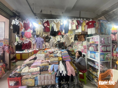 Chợ Tết truyền thống đìu hiu, tiểu thương mỏi mòn đợi khách- Ảnh 3. Gian hàng bán áo quần vắng người mua - Ảnh: THÁI BÁ DŨNG