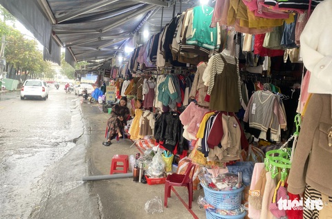 Chợ Tết truyền thống đìu hiu, tiểu thương mỏi mòn đợi khách- Ảnh 7. Nhiều cửa hàng bán quần áo Tết ở chợ thương mại Tam Kỳ đìu hiu - Ảnh: LÊ TRUNG