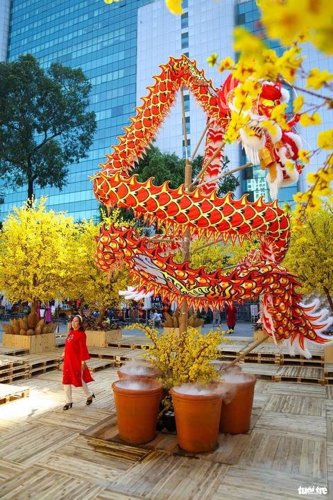 Nghệ sĩ diện áo dài du xuân sớm cùng Lễ hội Tết Việt Giáp Thìn- Ảnh 7. Linh vật rồng bay bổng giữa không gian rực rỡ - Ảnh: PHƯƠNG QUYÊN