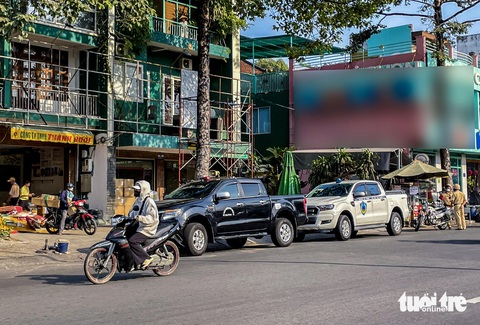 Thành Bưởi phải làm rõ thông báo bán vé đi Cần Thơ- Ảnh 1. Lực lượng chức năng có mặt trước Công ty TNHH Thành Bưởi (đường Lê Hồng Phong, quận 5, TP.HCM) chiều 19-1 - Ảnh: CHÂU TUẤN