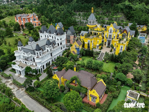 Huyện Sóc Sơn nói gì về việc hàng loạt biệt thự xây sai phép trên đất rừng nhưng chưa xử lý?- Ảnh 1. Hàng loạt công trình biệt thự xây sai phép trên đất rừng tại huyện Sóc Sơn - Ảnh: NAM TRẦN