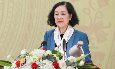 Bà Trương Thị Mai: Sống ở thành phố, gặp cú sốc kinh tế cũng có thể thành người nghèo- Ảnh 1. Bà Trương Thị Mai phát biểu tại hội nghị - Ảnh: GIA HÂN