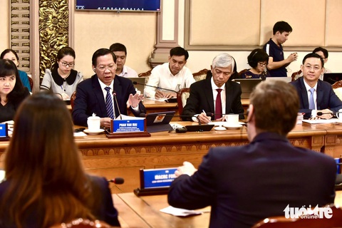 TP.HCM có đủ điều kiện đi đầu xây dựng đô thị xanh, bền vững- Ảnh 1. Chủ tịch UBND TP.HCM Phan Văn Mãi và Phó chủ tịch UBND TP Võ Văn Hoan đã làm việc với đại diện Ngân hàng Thế giới (World Bank) - Ảnh: T.T.D.