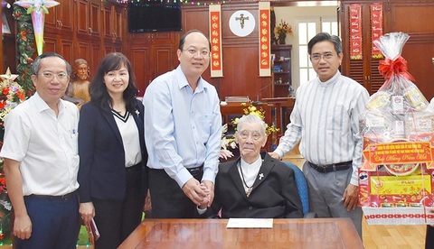Lãnh đạo Thành ủy TP.HCM thăm, chúc Tết trí thức, chức sắc tôn giáo- Ảnh 1. Phó bí thư thường trực Thành ủy TP.HCM Nguyễn Hồ Hải thăm, chúc Tết Hồng y Phạm Minh Mẫn - Ảnh: THÀNH ỦY TP.HCM