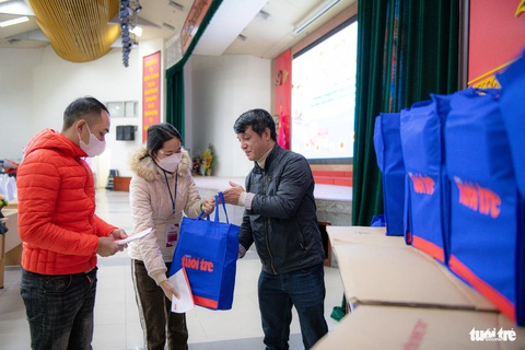 Những phần quà được báo Tuổi Trẻ trao tận tay bệnh nhi và người nhà - Ảnh: NAM TRẦN Những phần quà được báo Tuổi Trẻ trao tận tay bệnh nhi và người nhà - Ảnh: NAM TRẦN