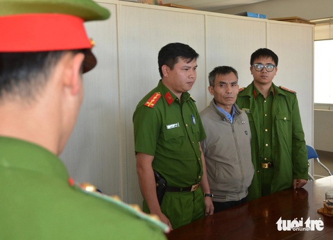 Bắt 3 cán bộ Lâm Đồng làm khống hồ sơ rút tiền ngân sách- Ảnh 1. Cơ quan điều tra thực hiện lệnh bắt bị can để tạm giam đối với ông Lê Phước Long, giám đốc Trung tâm Khuyến công và Tư vấn phát triển công nghiệp Sở Công Thương tỉnh Lâm Đồng - Ảnh: K.C.