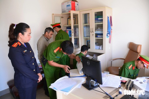 Bắt 3 cán bộ Lâm Đồng làm khống hồ sơ rút tiền ngân sách- Ảnh 3. Cơ quan điều tra thu giữ tài liệu tại Trung tâm Khuyến công và Tư vấn phát triển công nghiệp Sở Công Thương tỉnh Lâm Đồng - Ảnh: K.C.