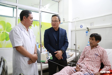 Sức khỏe các nạn nhân vụ tai nạn xe khách trên cao tốc La Sơn - Túy Loan đã ổn- Ảnh 1. Ông Khuất Việt Hùng - phó chủ tịch chuyên trách Ủy ban An toàn giao thông quốc gia - thăm hỏi tình hình sức khỏe các nạn nhân trong vụ tai nạn xe khách - Ảnh: ĐOÀN NHẠN