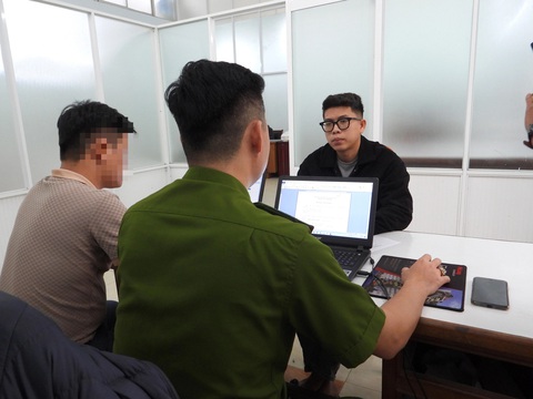 Lừa shipper đi đổi ngoại tệ cho du khách lấy phí, chiếm đoạt hàng tỉ đồng- Ảnh 1. Cơ quan công an tạm giữ hình sự Lịch để điều tra hành vi lừa đảo chiếm đoạt tài sản - Ảnh: H.B.