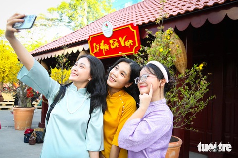 Nhóm bạn của Ngọc Ngân (áo dài xanh) chụp ảnh kỷ niệm trước nhà ba gian - Ảnh: PHƯƠNG QUYÊN Nhóm bạn của Ngọc Ngân (áo dài xanh) chụp ảnh kỷ niệm trước nhà ba gian - Ảnh: PHƯƠNG QUYÊN