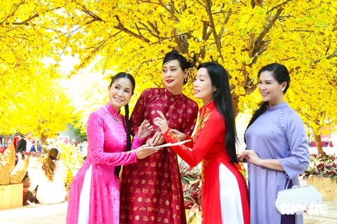 Văn nghệ sĩ lưu lại khoảnh khắc đầu xuân - Ảnh: PHƯƠNG QUYÊN Văn nghệ sĩ lưu lại khoảnh khắc đầu xuân - Ảnh: PHƯƠNG QUYÊN