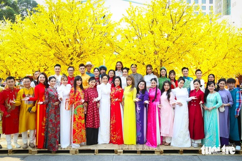 Nhiều văn nghệ sĩ dự lễ khai mạc Lễ hội Tết Việt - Ảnh: PHƯƠNG QUYÊN Nhiều văn nghệ sĩ dự lễ khai mạc Lễ hội Tết Việt - Ảnh: PHƯƠNG QUYÊN