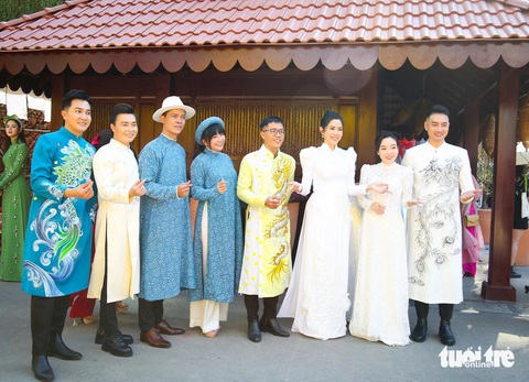 Nghệ sĩ diện áo dài du xuân sớm - Ảnh: PHƯƠNG QUYÊN Nghệ sĩ diện áo dài du xuân sớm - Ảnh: PHƯƠNG QUYÊN