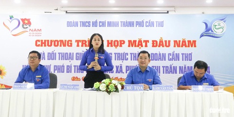 Thanh niên Cần Thơ làm được hơn 5.000 công trình, phần việc trong một năm- Ảnh 2. Chị Lư Thị Ngọc Anh - bí thư Thành Đoàn Cần Thơ - đối thoại cùng các bí thư, phó bí thư Đoàn 83 xã, phường, thị trấn trên địa bàn TP Cần Thơ - Ảnh: LAN NGỌC