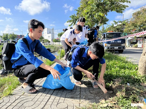 Thanh niên Cần Thơ làm được hơn 5.000 công trình, phần việc trong một năm- Ảnh 3. Màu áo xanh tình nguyện đã dọn sạch nhiều tuyến đường, ngõ phố của toàn TP Cần Thơ - Ảnh: LAN NGỌC