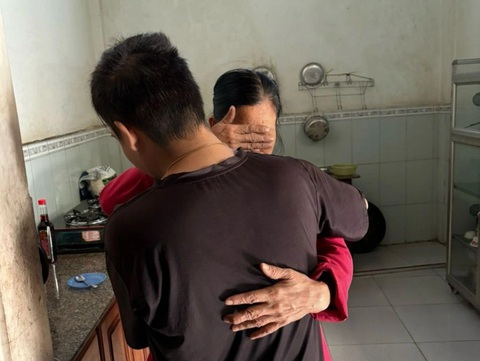 Công an giải cứu 7 nạn nhân bị lừa bán ra nước ngoài- Ảnh 1. Bà M. vui mừng khi được gặp lại con trai - Ảnh: CACC