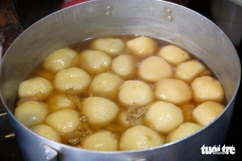 Một mẻ bánh trôi tàu vừa ra khỏi bếp - Ảnh: ĐẬU DUNG Một mẻ bánh trôi tàu vừa ra khỏi bếp - Ảnh: ĐẬU DUNG