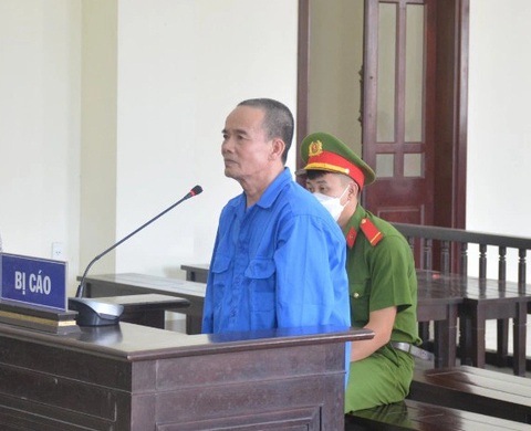 Bị tuyên 21 năm tù vì đâm chết hàng xóm can mình đánh lộn- Ảnh 1. Phước nghe tuyên án về hành vi đâm chết người vào can ngăn mình đánh lộn - Ảnh: AN LONG