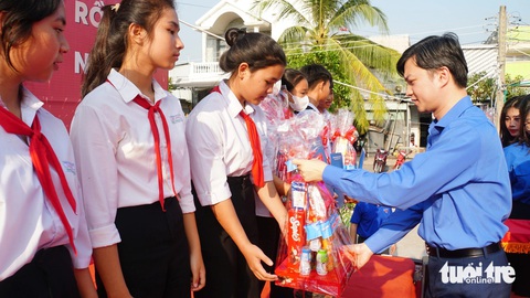 Trung ương Đoàn trồng cây, tặng quà Tết vùng biên Hồng Ngự- Ảnh 1. Anh Nguyễn Minh Triết - bí thư Trung ương Đoàn - trao quà Tết và học bổng cho các em học sinh TP Hồng Ngự, tỉnh Đồng Tháp - Ảnh: ĐẶNG TUYẾT