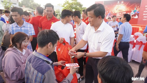 Trung ương Đoàn trồng cây, tặng quà Tết vùng biên Hồng Ngự- Ảnh 2. Ông Nguyễn Phước Thiện - phó chủ tịch UBND tỉnh Đồng Tháp (áo trắng) - trao quà và tiền mặt cho công nhân lao động có hoàn cảnh khó khăn - Ảnh: ĐẶNG TUYẾT