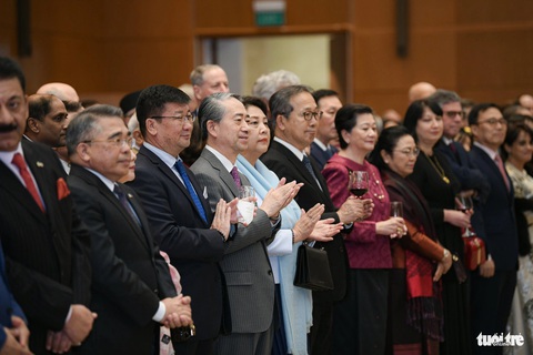 Thủ tướng: Con tàu Việt Nam đã vượt qua sóng cả, vững tay chèo trong năm 2023- Ảnh 2. Bài phát biểu của Thủ tướng Phạm Minh Chính nhận được sự hoan nghênh của các nhà ngoại giao nước ngoài - Ảnh: NAM TRẦN
