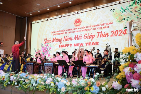 Thủ tướng: Con tàu Việt Nam đã vượt qua sóng cả, vững tay chèo trong năm 2023- Ảnh 8. Các tiết mục nghệ thuật được trình diễn tại tiệc chiêu đãi là sự kết hợp giữa nhạc cụ, âm nhạc truyền thống Việt Nam và thế giới - Ảnh: NAM TRẦN